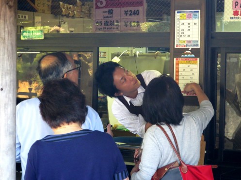 浜離宮恩賜庭園サービスセンターのスタッフ・pc_3