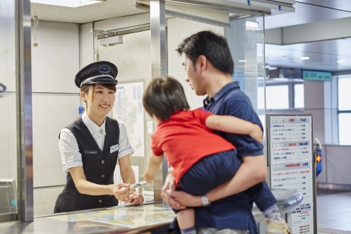 ゆりかもめ新橋駅 西口窓口のスタッフ・pc_3