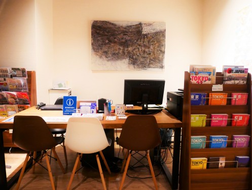 Reception desk of Hiltopia Tourist Information Center (Hilton Tokyo B1F)・Computer_3