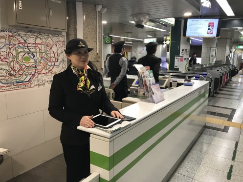 都営新宿線 新宿三丁目駅のスタッフ・pcズーム