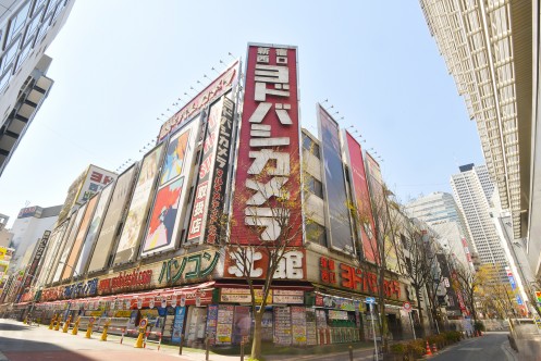 YODOBASHI CAMERA新宿西口總店外觀・電腦放大