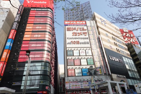 YODOBASHI CAMERA Multimedia新宿东口店外观・电脑放大