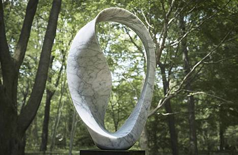 Close-up photo of a sculpture exhibited in the forest 1・ComputerZoom